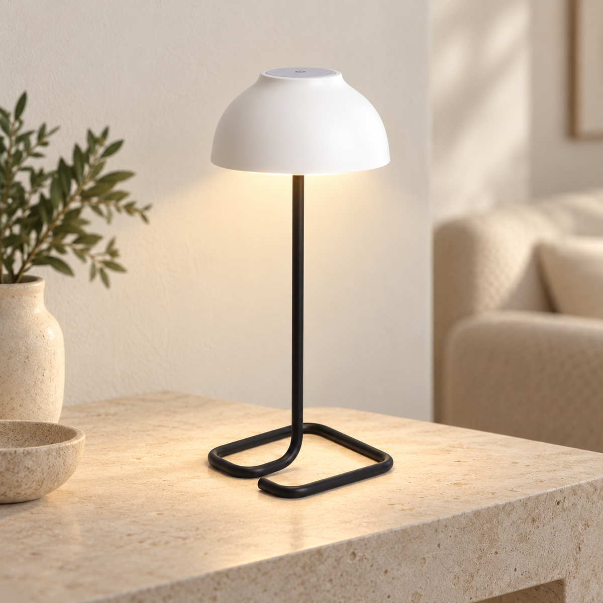 Lámpara blanca y negra encendida con base tubular abierta en un ambiente interior claro