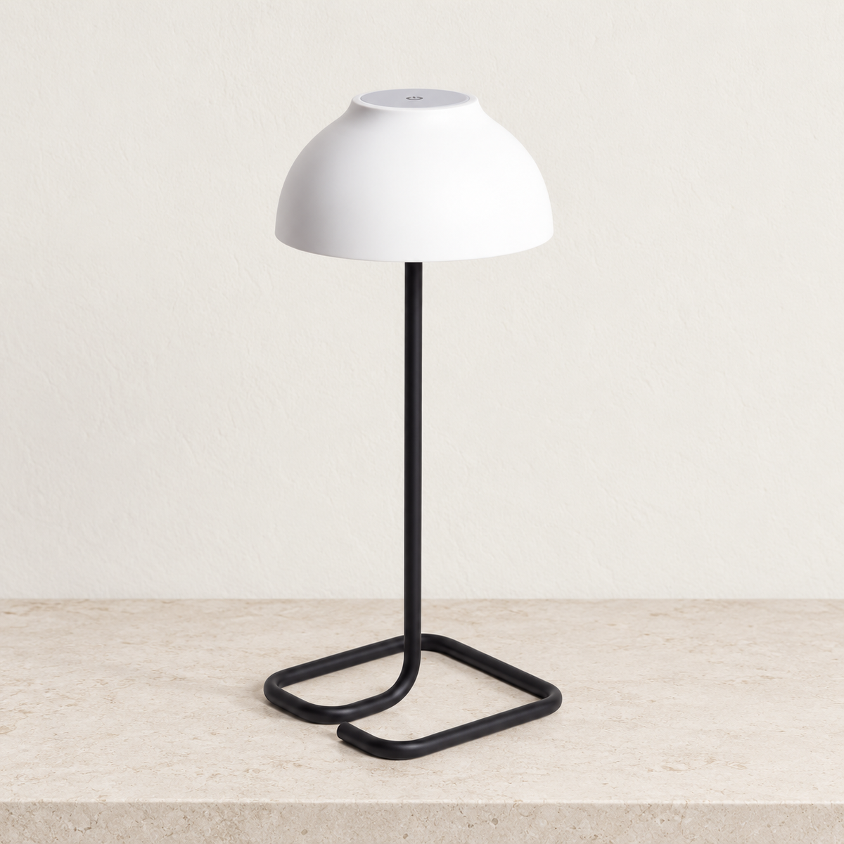 Lámpara blanca y negra apagada con pantalla curva y base tubular abierta