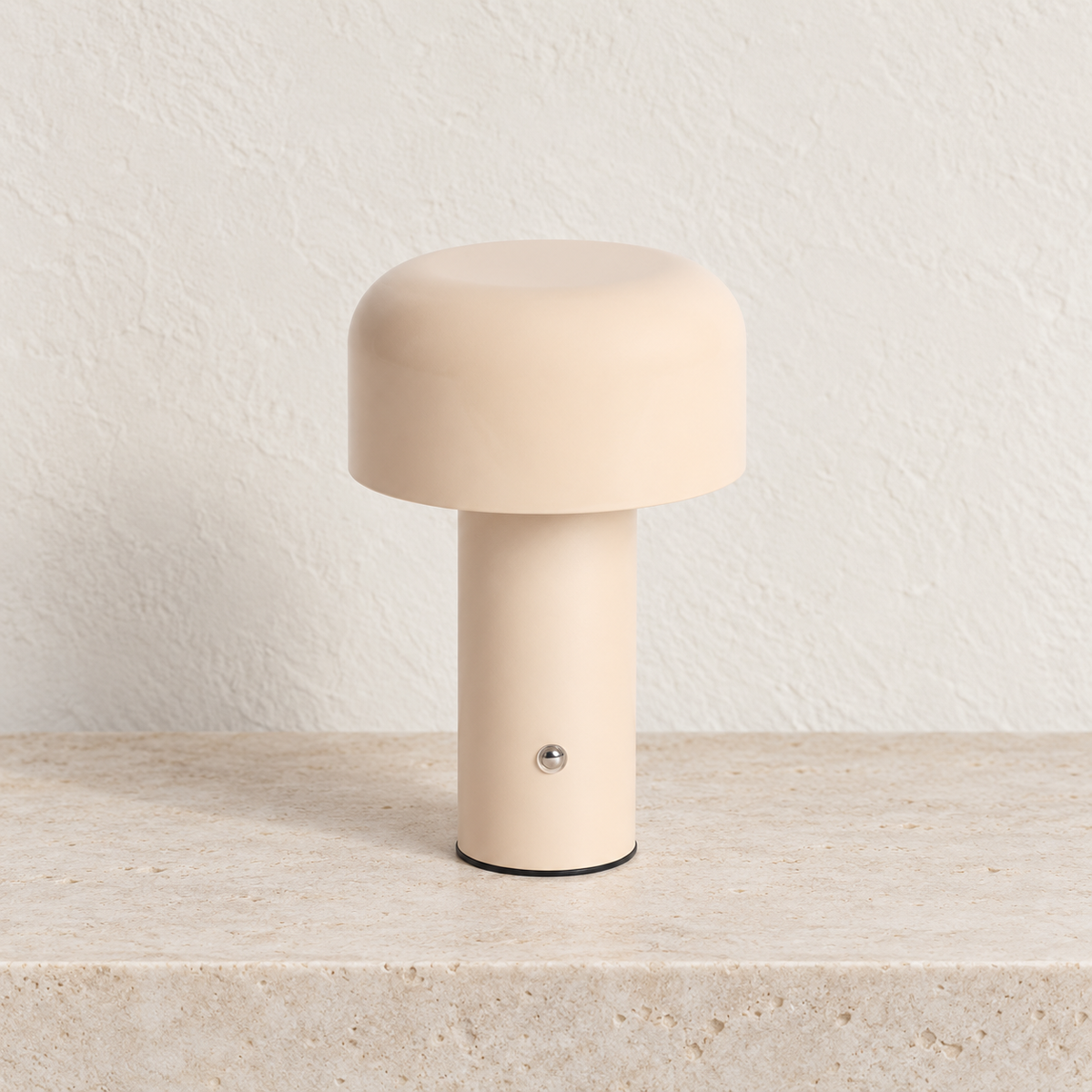 Lámpara portátil beige apagada con cuerpo cilíndrico y acabado mate