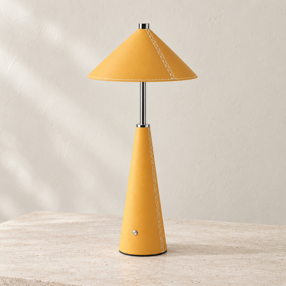 Lámpara de mesa amarilla apagada con pantalla cónica y base revestidas de cuero