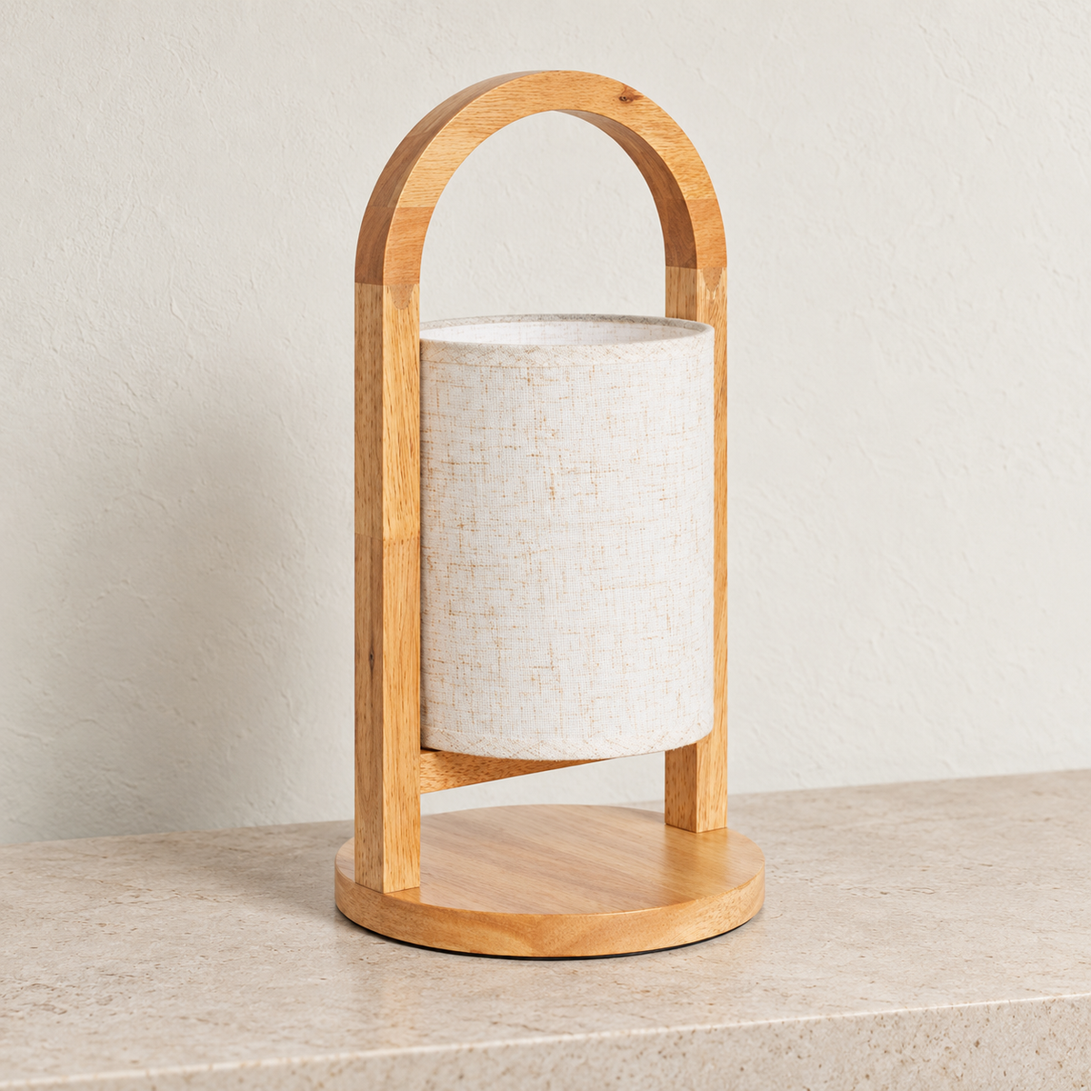 Farol apagado de madera natural con pantalla de tela y asa arqueada