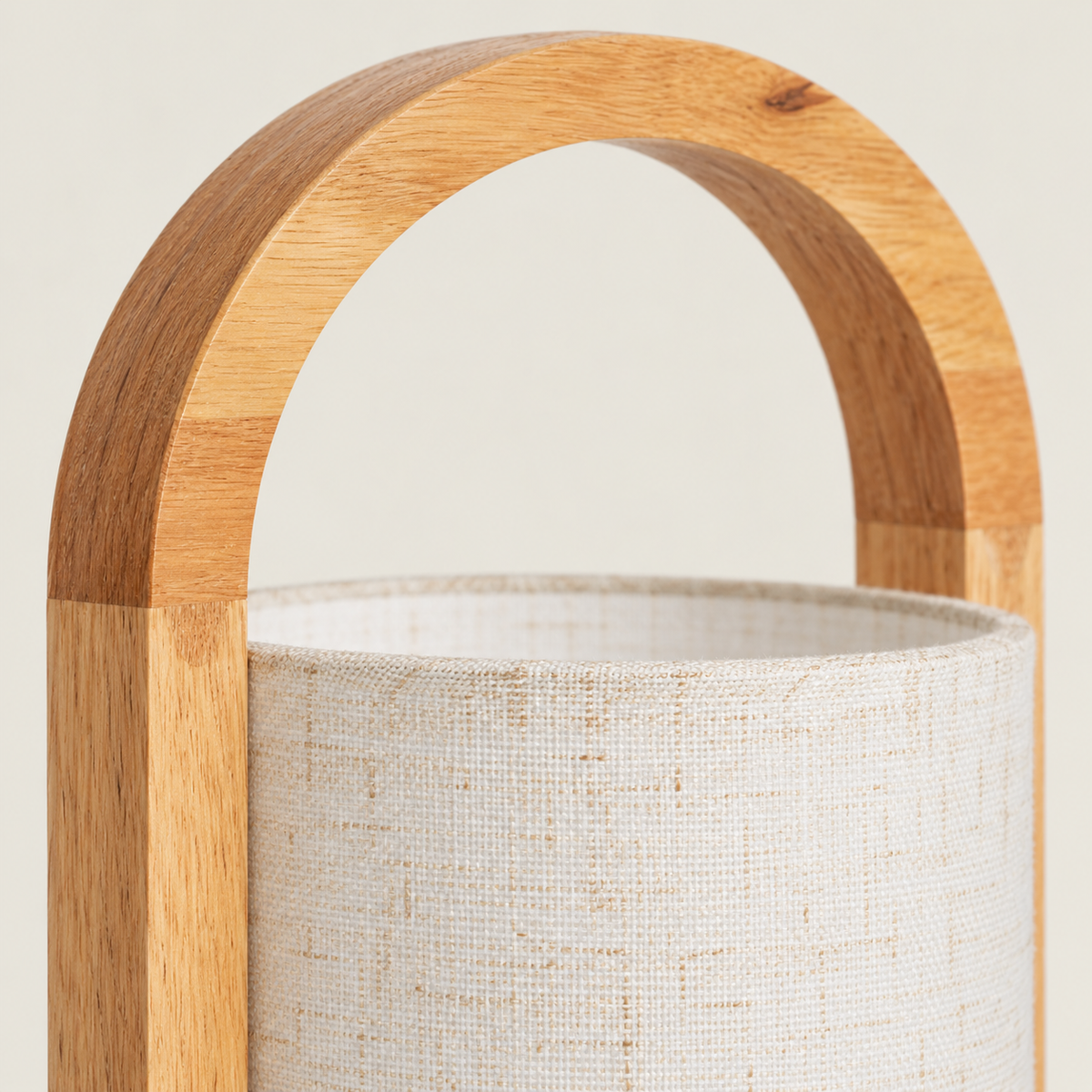 Detalle de la veta del asa de madera y la textura de la pantalla de tela
