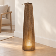 Farol de suelo de cuerda de cáñamo encendido en un salón claro