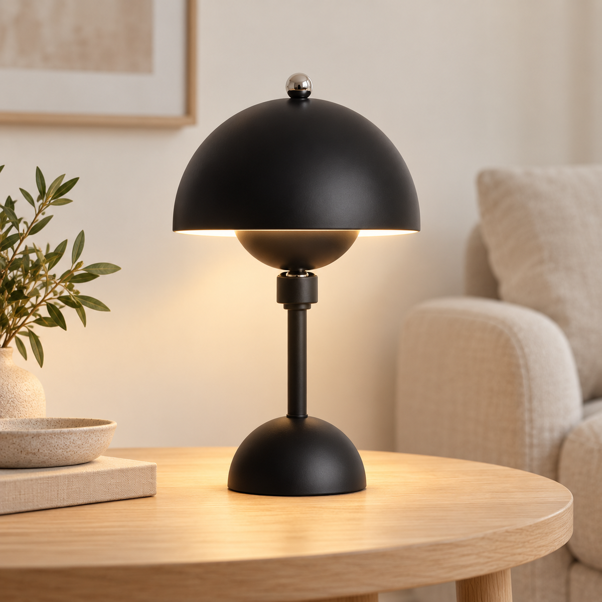 Lámpara de mesa negra con cúpula encendida en un salón interior
