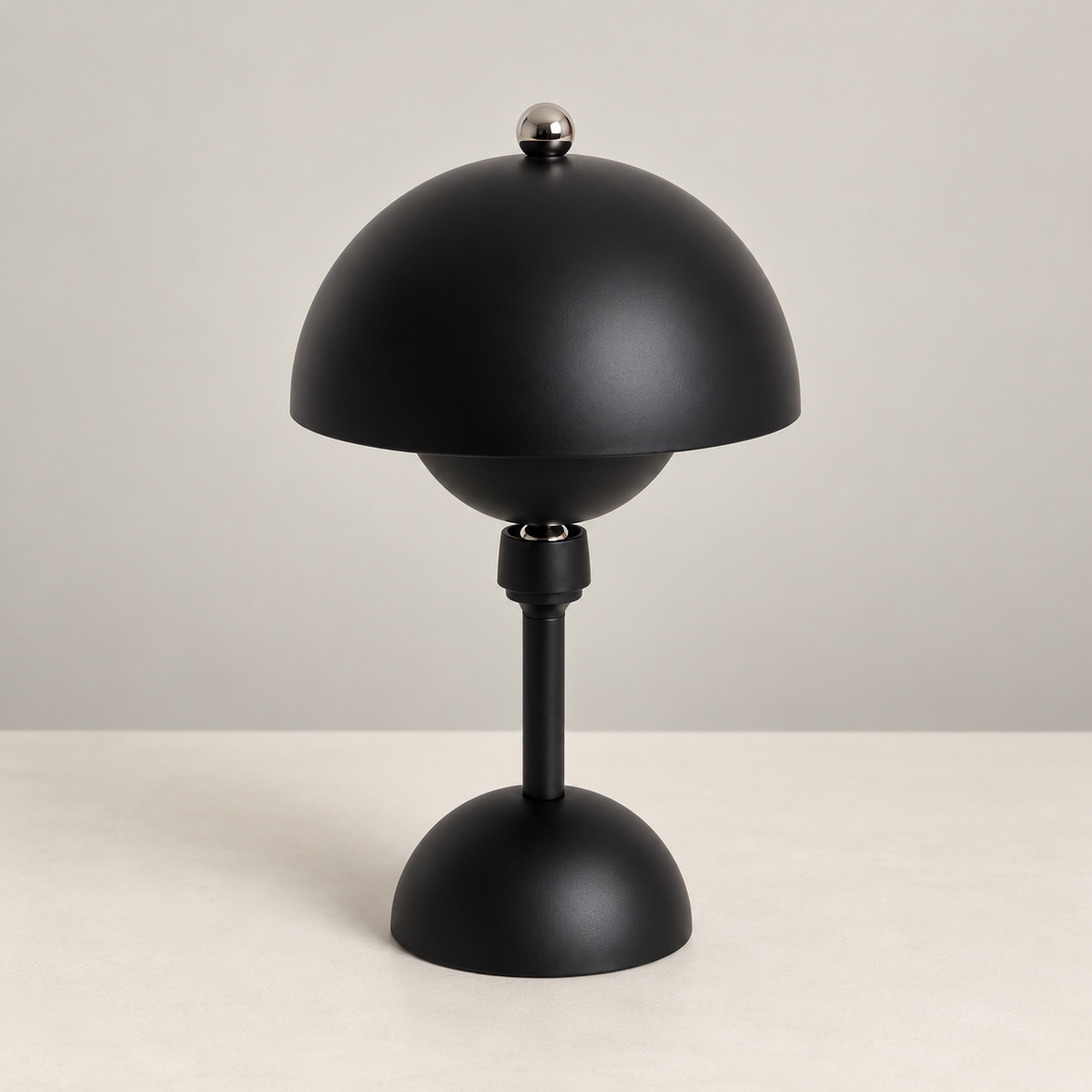 Lámpara de mesa negra apagada con base semiesférica