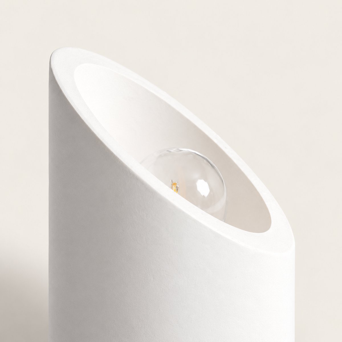 Detalle de la apertura inclinada y la fuente luminosa visible