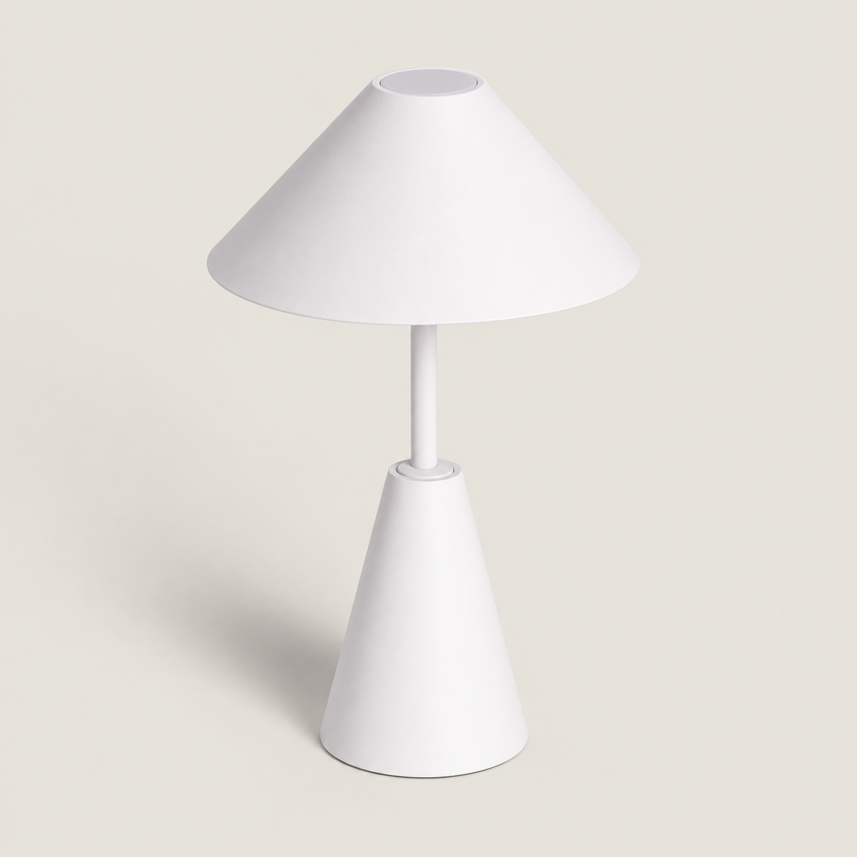 Lámpara de mesa blanca de doble cono apagada, con pantalla y base metálicas
