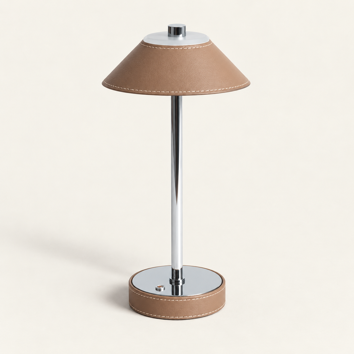 Lámpara de mesa recargable marrón con pantalla y base cosidas, apagada