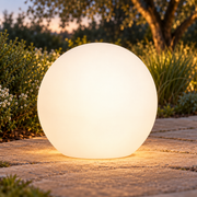 Esfera decorativa LED de diámetro nominal 38 cm con luz cálida en jardín