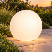 Esfera decorativa LED de diámetro nominal 45 cm con luz cálida en jardín