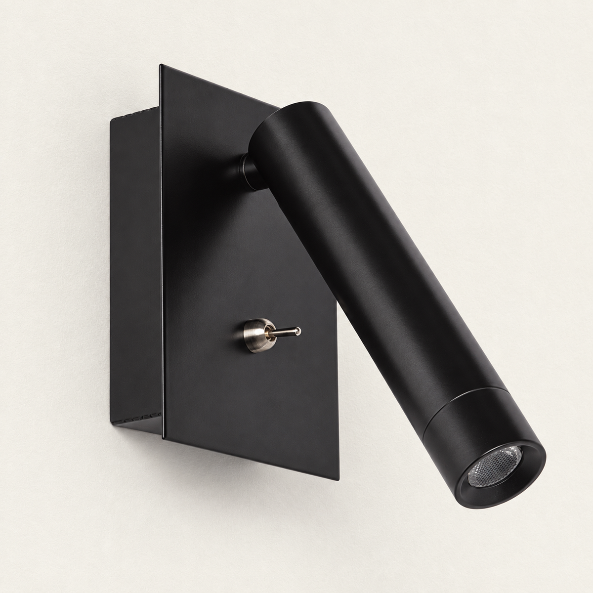 Aplique negro mate apagado con placa rectangular, cabezal orientable cilíndrico e interruptor de palanca plateado