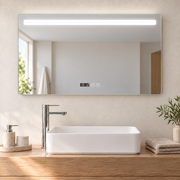 Espejo de baño horizontal de 70 por 40 cm con franja LED superior encendida, reloj y controles
