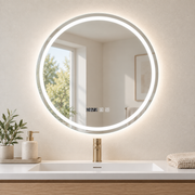 Espejo LED redondo con aro interior blanco, reloj y controles sobre lavabo