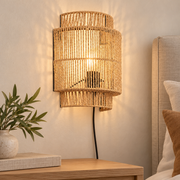 Aplique de fibras trenzadas en tono natural encendido en un dormitorio luminoso