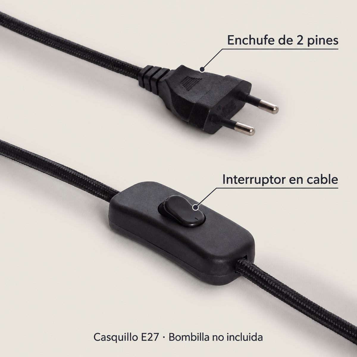 Detalle del interruptor y enchufe del cable negro; casquillo E27 y bombilla no incluida